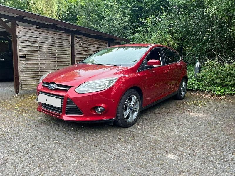 Rot Gebraucht 2014 Ford Focus S Limousine | 6.500 € (Guter Preis) - Bild 1/4