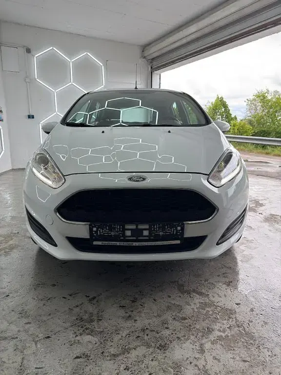 Gebraucht Ford Fiesta 75 PS (55 kW) 2016 Weiß Kleinwagen
