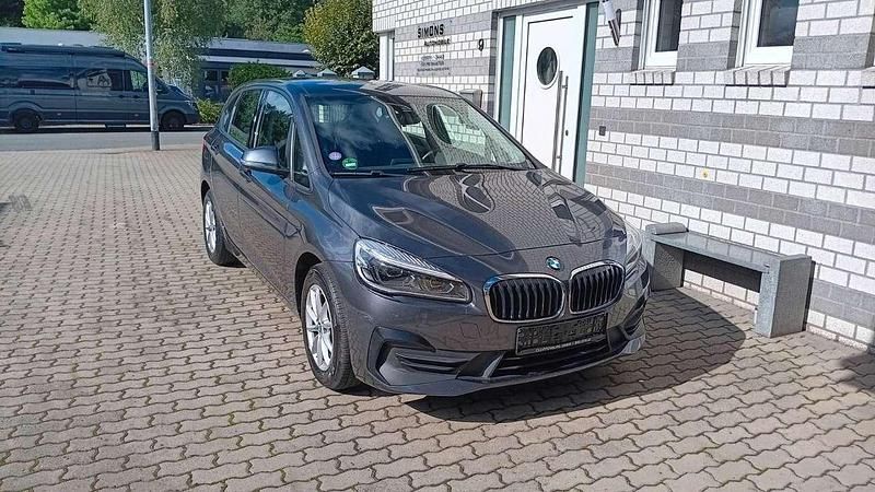 Mineralgrau Gebraucht 2019 BMW 218 Advantage Van / Kleinbus | 16.900 € (Fairer Preis) - Bild 1/4