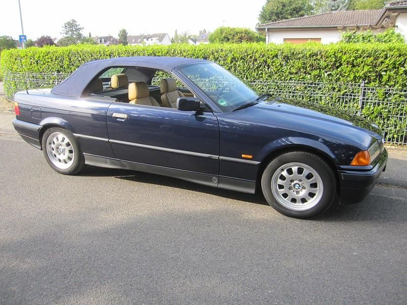Blau Gebraucht 1998 BMW 318 Cabriolet Cabrio | 11.900 € - Bild 1/4