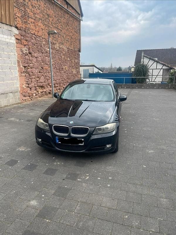Gebraucht BMW 320 177 PS (130 kW) 2009 Schwarz Kombi