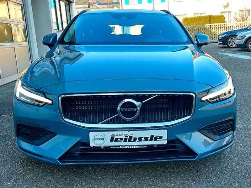 Grau Gebraucht 2021 Volvo V60 Momentum Kombi | 39.890 € (Teuer) - Bild 1/4