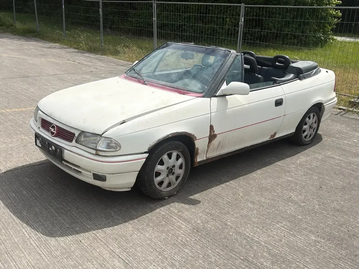Używany Opel Astra Cabriolet 75 KM (55 kW) 1997 Biały Kabriolet