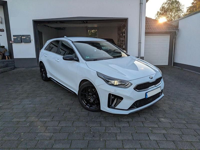 Weiß Gebraucht 2020 Kia Ceed GT 2 Kleinwagen | 18.400 € (Fairer Preis) - Bild 1/4