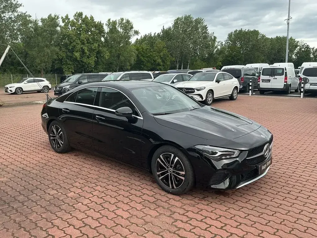 Gebraucht Mercedes CLA200 Advanced 163 PS (119 kW) 2024 Unilack nachtschwarz Coupé