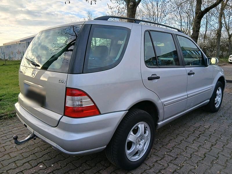 Gebraucht Mercedes ML270 163 PS (119 kW) 2003 Silber SUV