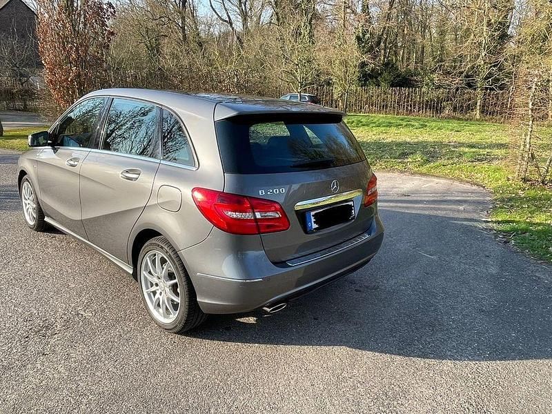 Gebraucht Mercedes B200 156 PS (114 kW) 2012 Grau Van / Kleinbus