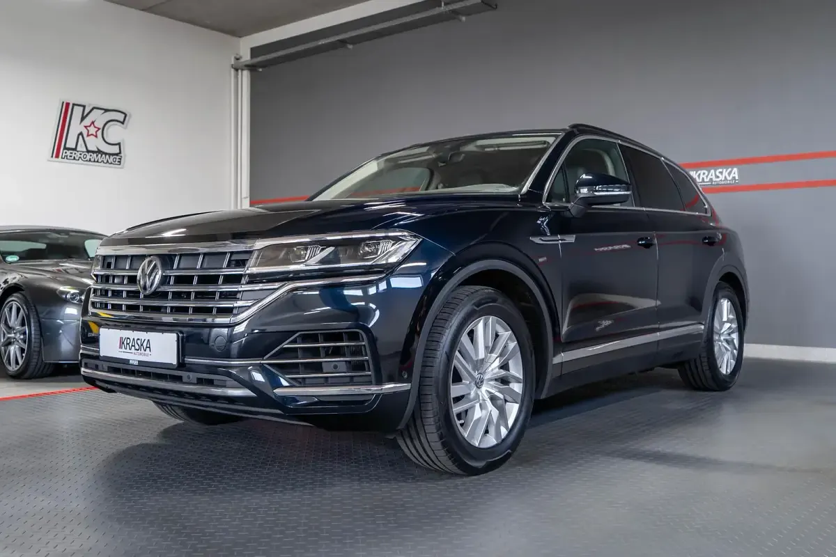 Gebraucht VW Touareg Atmosphere 231 PS (169 kW) 2019 Moonlight blue perleffekt SUV