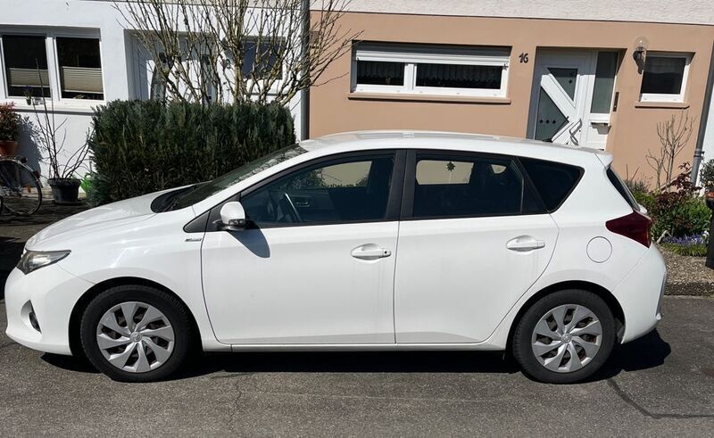 Weiß Gebraucht 2014 Toyota Auris Cool Limousine | 7.300 € (Superpreis) - Bild 1/4