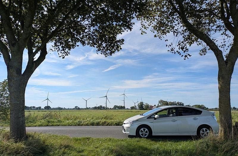 Weiß Gebraucht 2012 Toyota Prius TEC-Edition Kleinwagen | 11.900 € (Etwas zu teuer) - Bild 1/4
