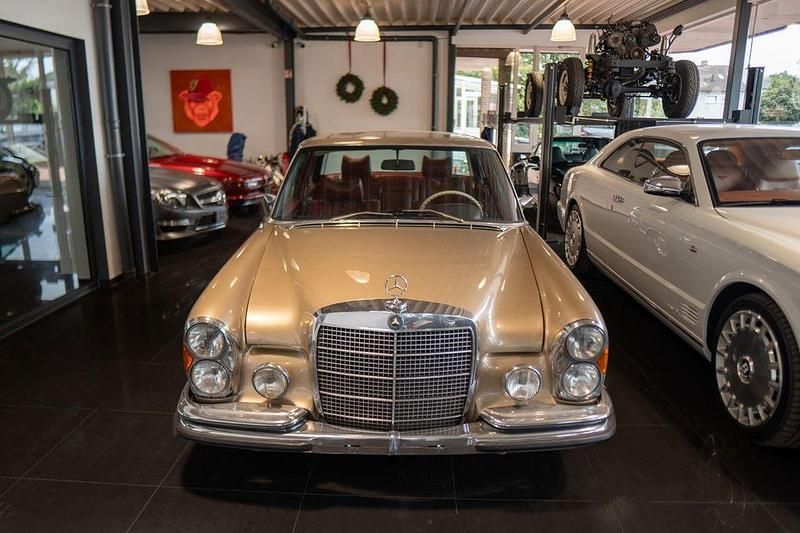Gebraucht Mercedes 300 250 PS (183 kW) 1970 Goldmetallic Limousine