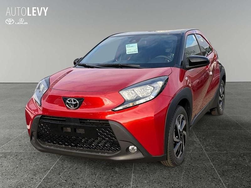 Chili red Neu 2025 Toyota Aygo Kleinwagen | 16.787 € - Bild 1/4