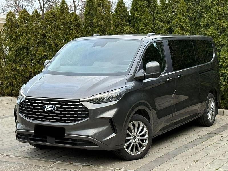 Grau Gebraucht 2024 Ford Tourneo Titanium Van / Kleinbus | 49.999 € - Bild 1/4