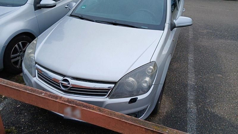 Second-hand Opel Astra 116 CP (85 kW) 2008 Argintiu Berlinǎ