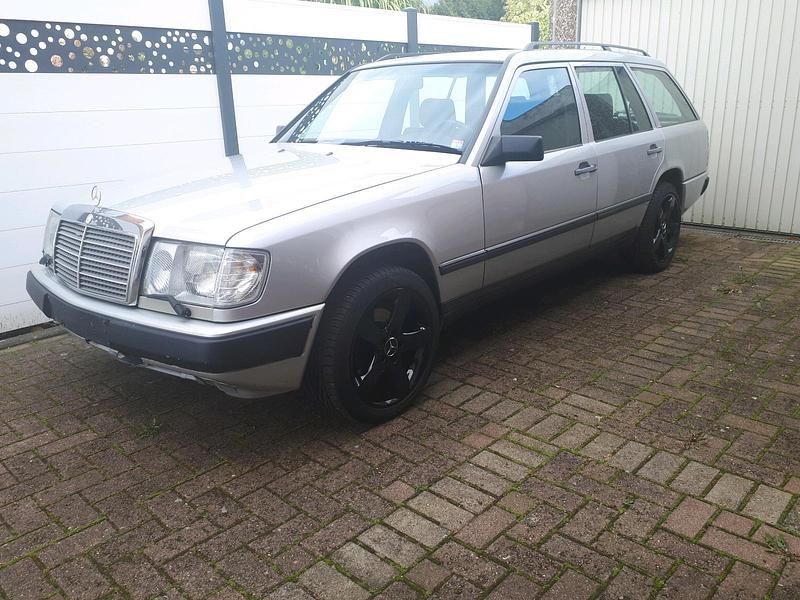 Silber Gebraucht 1988 Mercedes E300 Kombi | 7.500 € - Bild 1/4