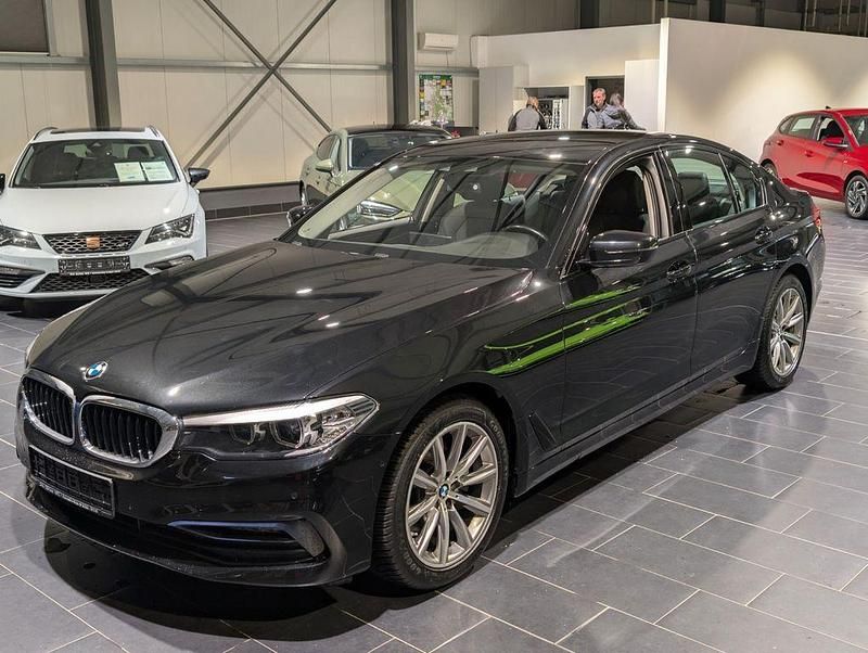 Schwarz Gebraucht 2019 BMW 520 Sport Line Limousine | 25.900 € (Fairer Preis) - Bild 1/4