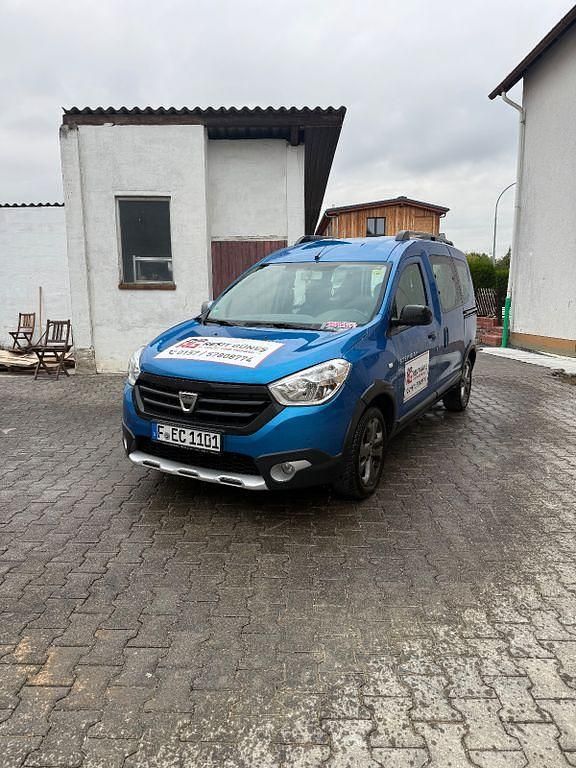 Blau Gebraucht 2017 Dacia Dokker Stepway Van | 6.500 € (Guter Preis) - Bild 1/4