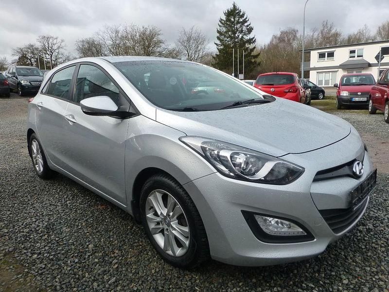 Gebraucht Hyundai i30 90 PS (66 kW) 2012 Silber Limousine