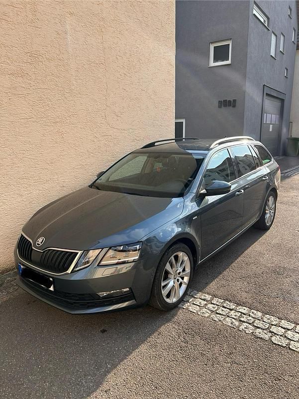 Grau Gebraucht 2018 Skoda Octavia Clever Kombi | 12.200 € (Guter Preis) - Bild 1/4