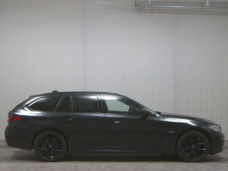 Schwarz Gebraucht 2022 BMW 530e M Sport Kombi | 24.980 € (Superpreis) - Bild 1/4