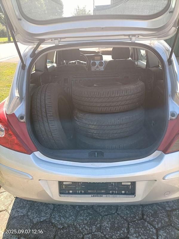 Silber Gebraucht 2011 Opel Corsa Color Edition Kleinwagen | 2.000 € (Guter Preis) - Bild 1/4