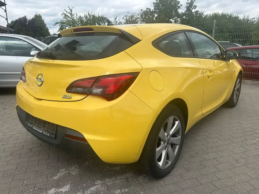Gebraucht Opel Astra GTC Edition 179 PS (131 kW) 2012 Gelb Limousine