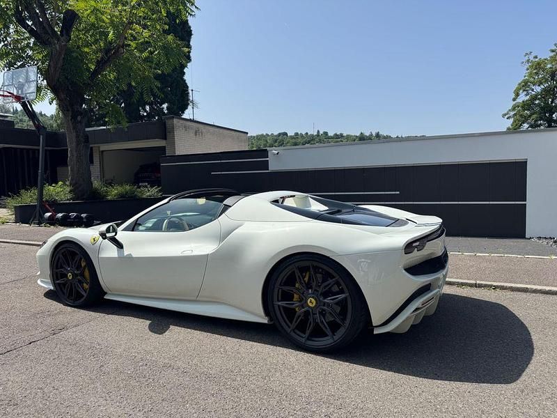 Gebraucht Ferrari 296 829 PS (609 kW) 2025 Weiß Cabrio