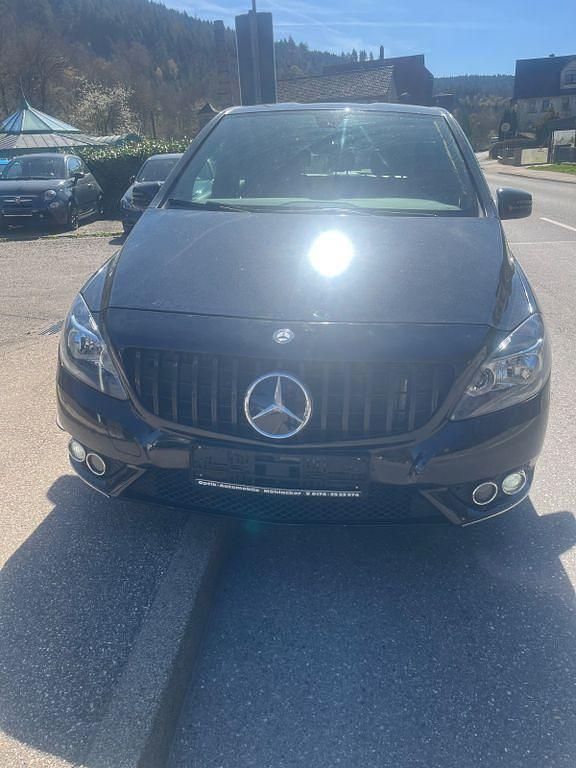 Gebraucht Mercedes B200 136 PS (100 kW) 2012 Schwarz Kleinwagen
