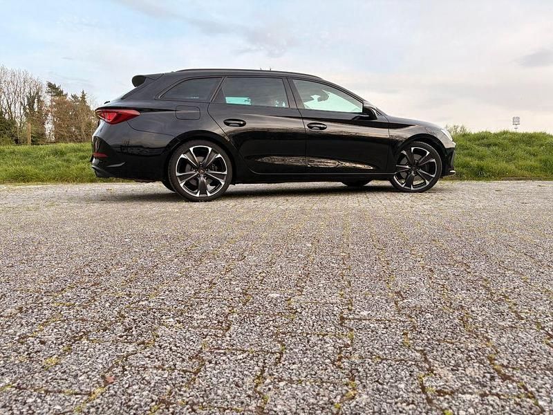 Second-hand Cupra Leon VZ 310 CP (228 kW) 2023 Negru Berlinǎ