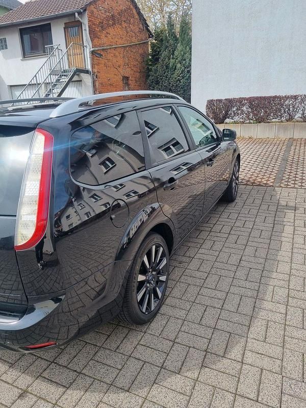 Second-hand Ford Focus 116 CP (85 kW) 2010 Negru Break