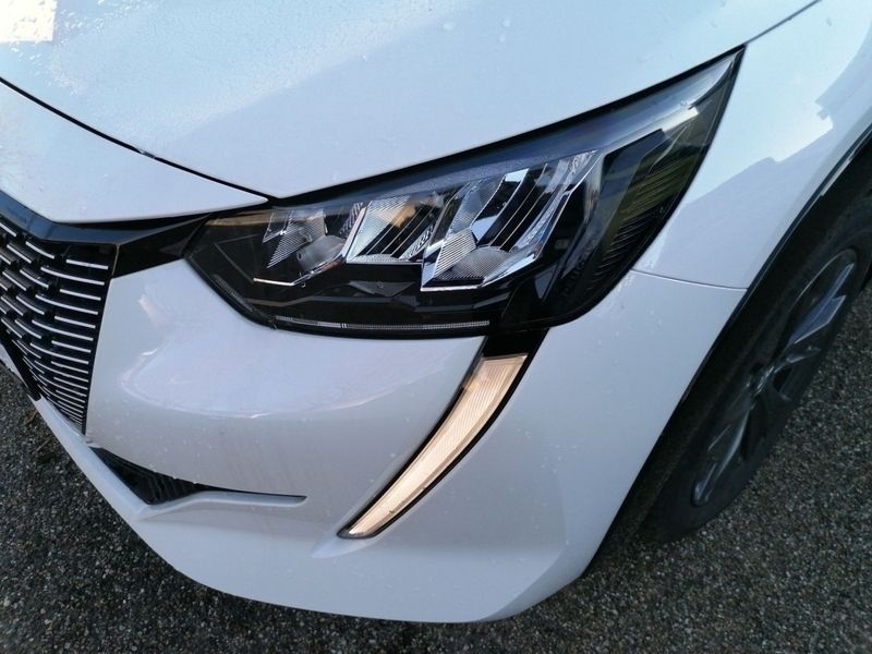 Gebraucht Peugeot e-208 Active 100 kW (136 PS) 2021 Lack weiss banquise/typ aussen Kleinwagen