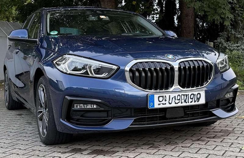 Blau Gebraucht 2020 BMW 118 Sport Line Kleinwagen | 17.600 € (Guter Preis) - Bild 1/4