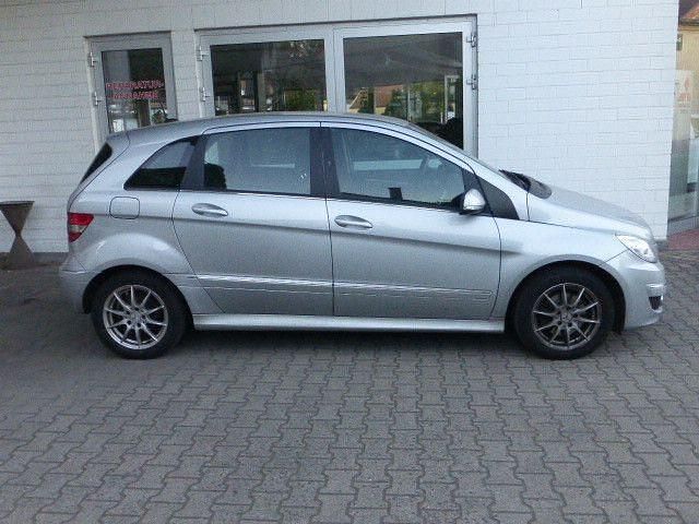 Gebraucht Mercedes B180 109 PS (80 kW) 2010 Silber Van / Kleinbus
