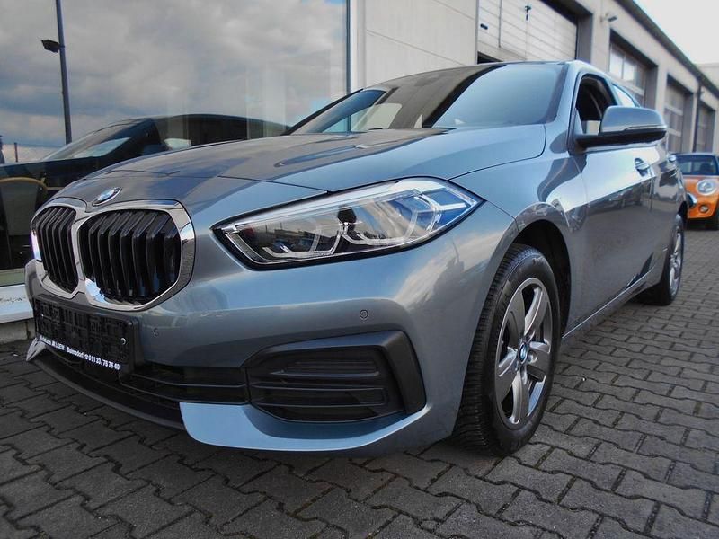 Grau Gebraucht 2022 BMW 118 Kleinwagen | 18.999 € (Superpreis) - Bild 1/4