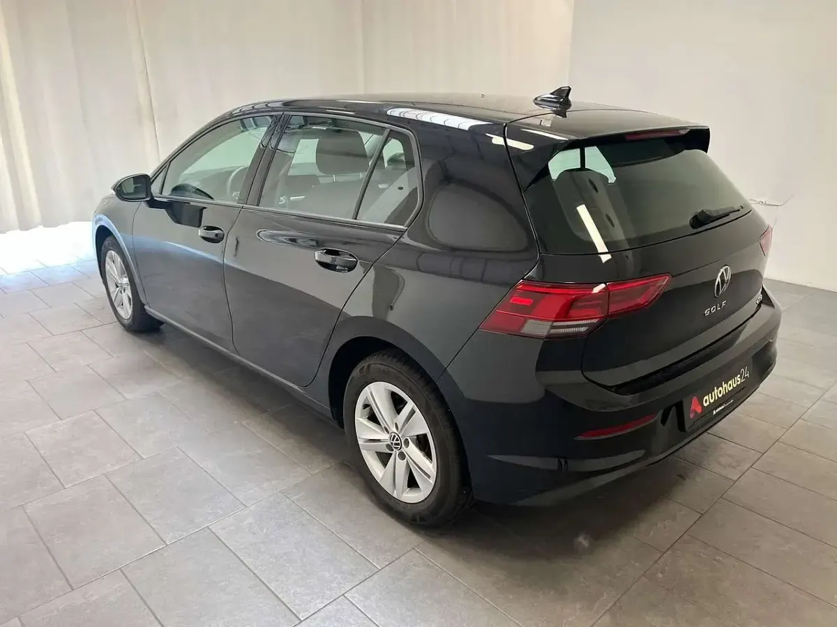 Gebraucht VW Golf VIII Life 110 PS (80 kW) 2023 Deep black perleffekt Limousine