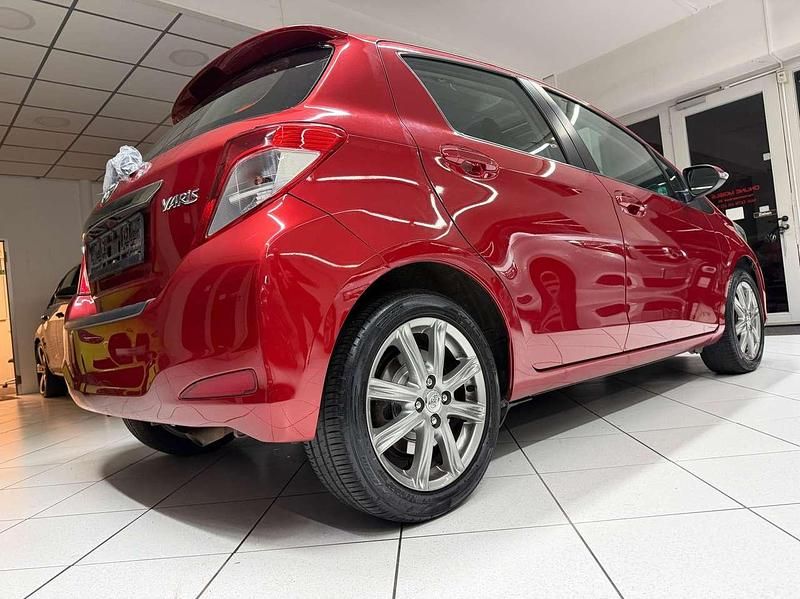 Gebraucht Toyota Yaris Club 99 PS (72 kW) 2012 Rot Limousine