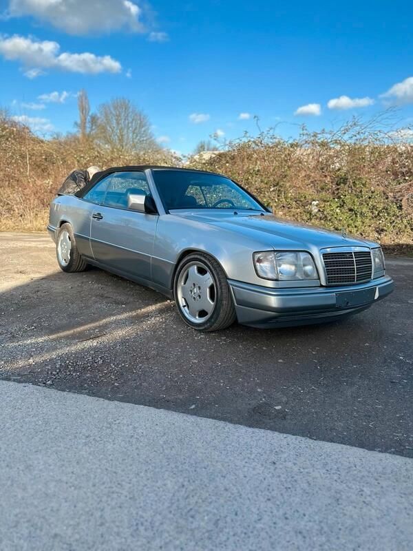 Silber Gebraucht 1994 Mercedes E320 Cabrio | 17.699 € - Bild 1/4