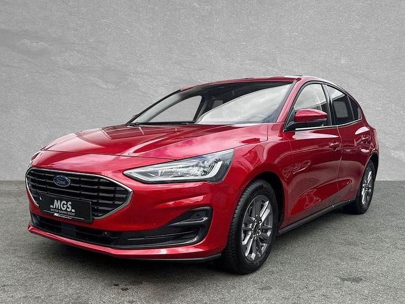 Fantastic red metallic Gebraucht 2024 Ford Focus Titanium Limousine | 22.490 € (Guter Preis) - Bild 1/4