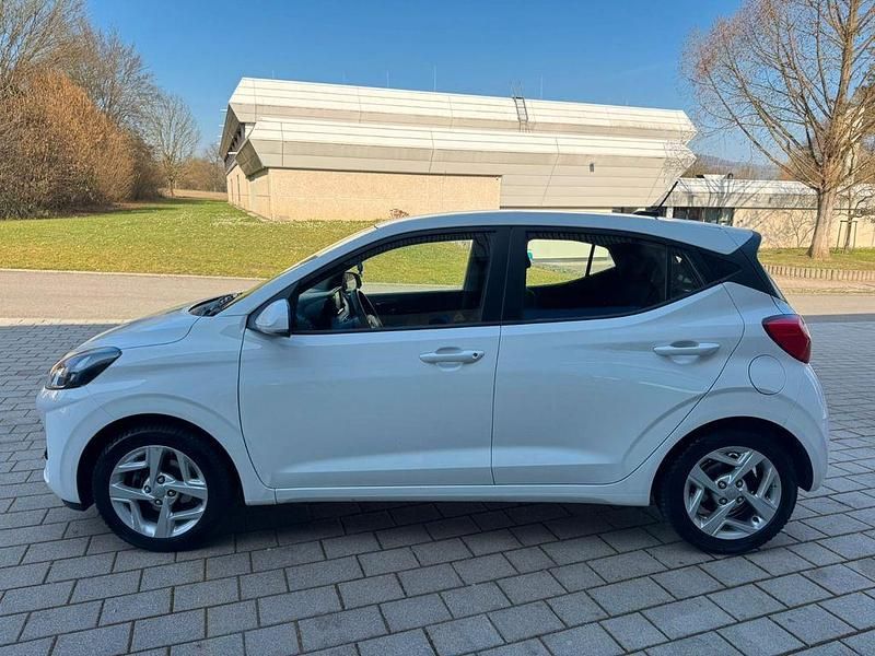 Gebraucht Hyundai i10 Trend 84 PS (61 kW) 2023 Weiß Kleinwagen