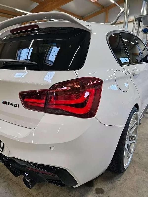 Weiß Gebraucht 2018 BMW M140 M Sport Limousine | 33.900 € - Bild 1/4
