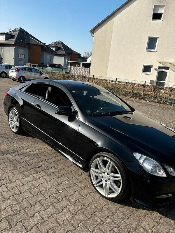 Gebraucht Mercedes E500 408 PS (300 kW) 2011 Schwarz Coupé