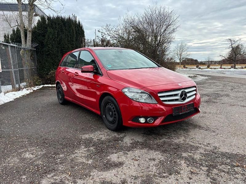 Gebraucht Mercedes B180 109 PS (80 kW) 2012 Rot Van / Kleinbus