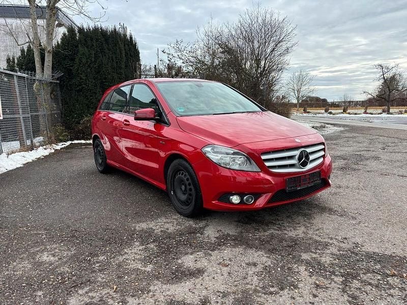 Rot Gebraucht 2012 Mercedes B180 Van / Kleinbus | 6.999 € (Superpreis) - Bild 1/4