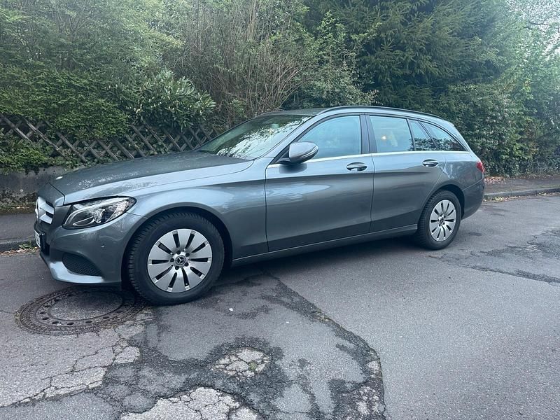 Grau Gebraucht 2018 Mercedes C200 Kombi | 18.170 € (Fairer Preis) - Bild 1/3