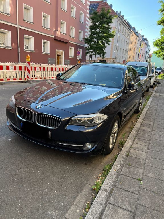 Grau Gebraucht 2011 BMW 520 Limousine | 11.000 € (Guter Preis) - Bild 1/4
