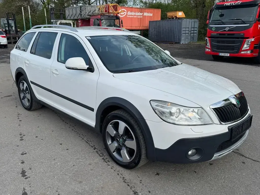 Gebraucht Skoda Octavia Scout 4x4 140 PS (102 kW) 2013 Weiß Kombi