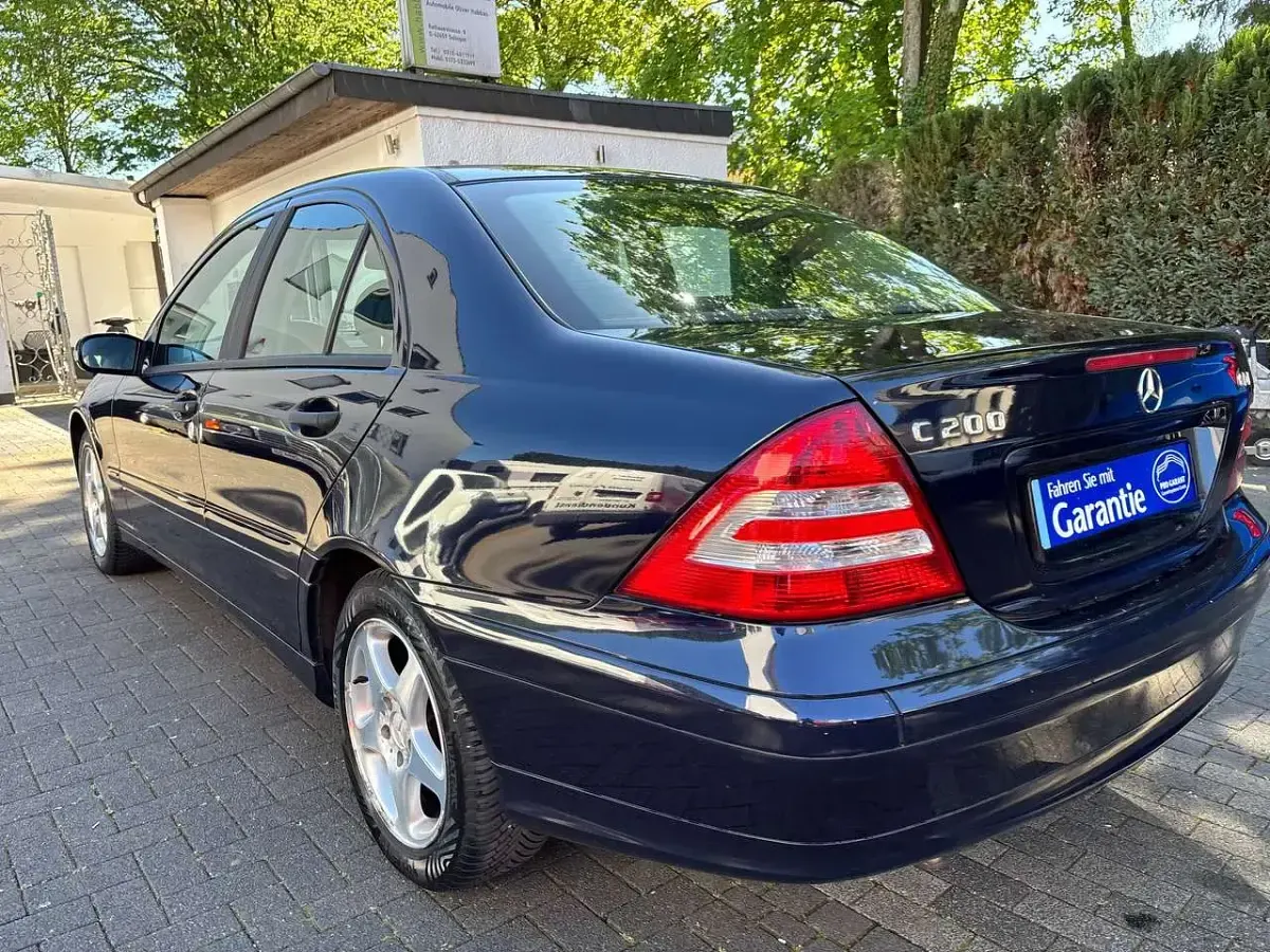 Gebraucht Mercedes C200 Classic 122 PS (89 kW) 2004 Tansanitblaumetallic Limousine