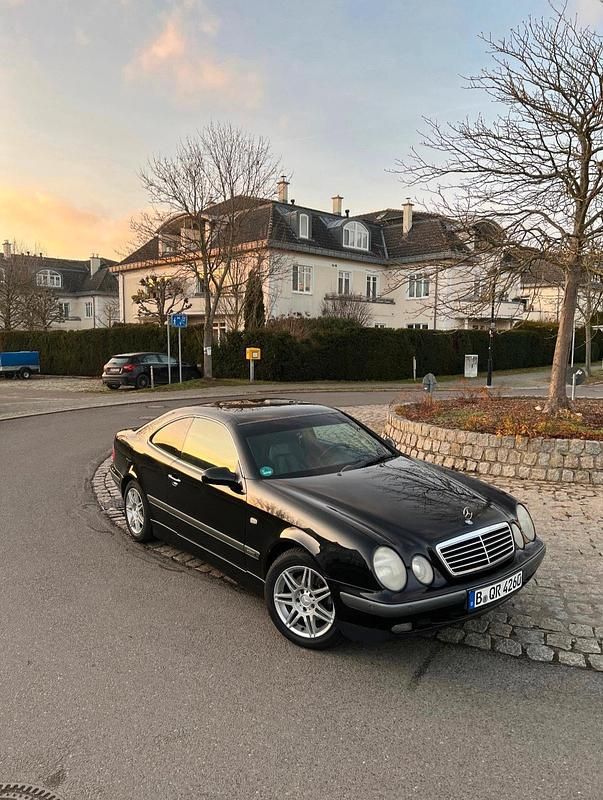 Schwarz Gebraucht 2000 Mercedes CLK200 Coupé | 3.500 € - Bild 1/4