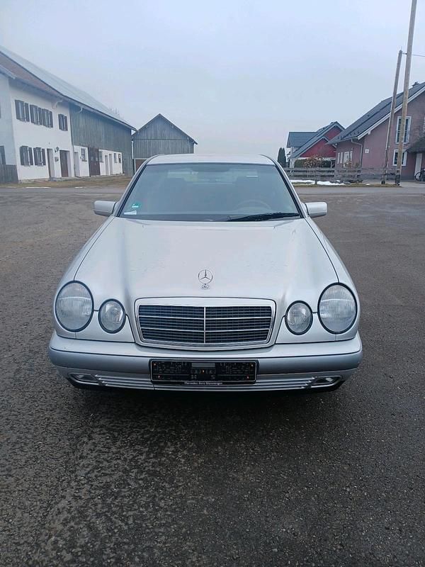 Gebraucht Mercedes E230 1991 Silber Limousine