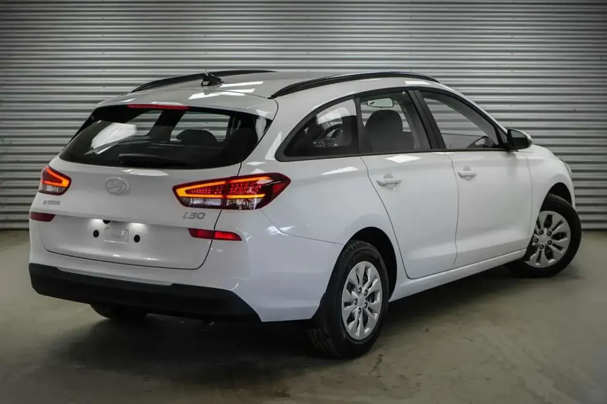 Neu Hyundai i30 99 PS (72 kW) 2026 Atlas white uni () Kombi
